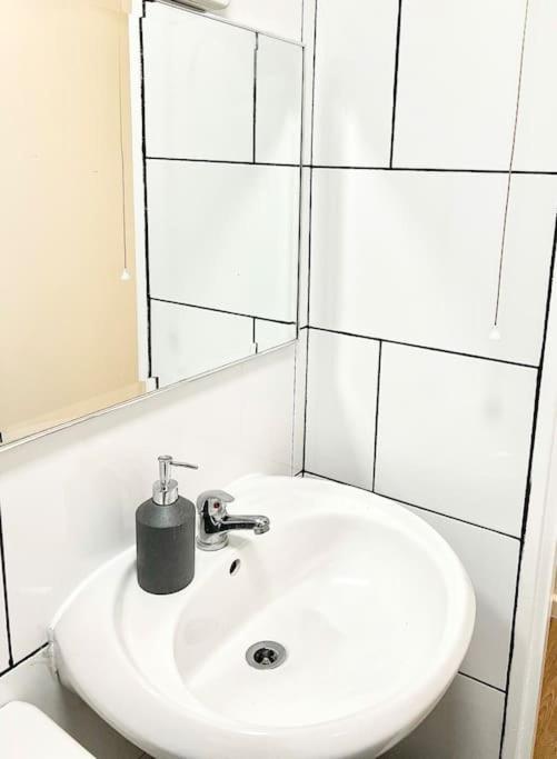 Gorgeous Flat 10 Min Walk To Stadium Free Parking Londra Esterno foto